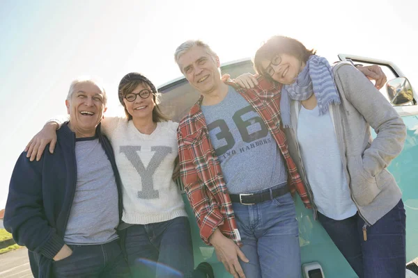 Ομάδα Φίλων Ανώτερους Στέκεται Camper Van — Φωτογραφία Αρχείου