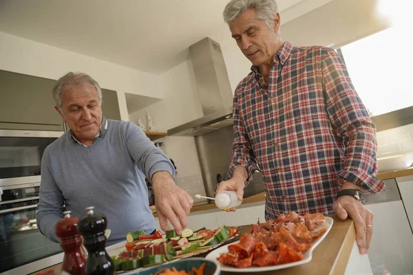 Amigos Mayores Que Divierten Preparando Almuerzo —  Fotos de Stock