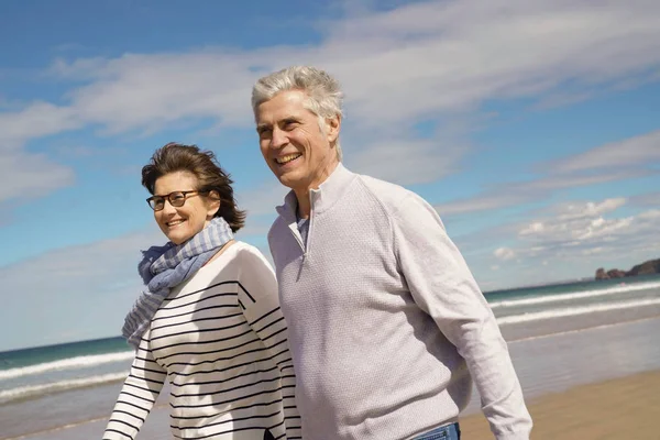 Casal Sênior Andando Praia — Fotografia de Stock