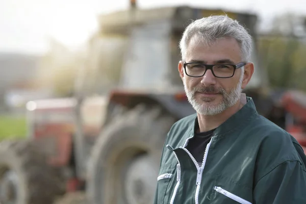 Agriculteur Debout Par Tracteur Extérieur Grange — Photo