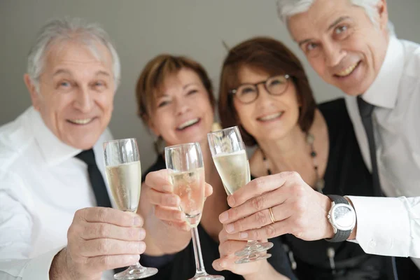 Grupp Äldre Människor Jublande Med Champagne — Stockfoto