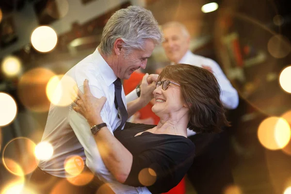 Романтическая Старшая Пара Танцует Вместе Танцевальном Зале — стоковое фото