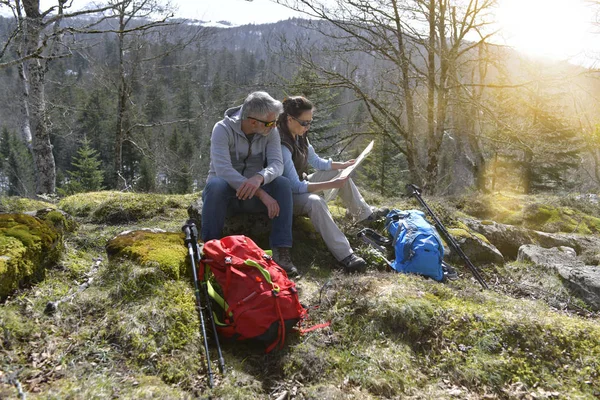 Couple Hikers Reading Orientation Map — Stock Photo, Image