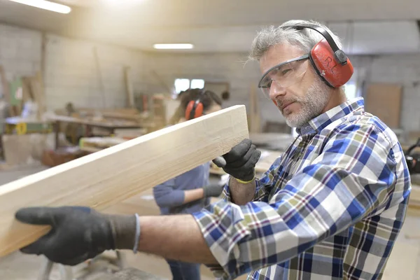 木材工人用机器切割木材 — 图库照片