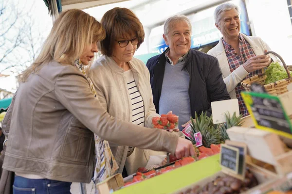 農家のフレッシュで高齢者市場の購入の果物と野菜 — ストック写真