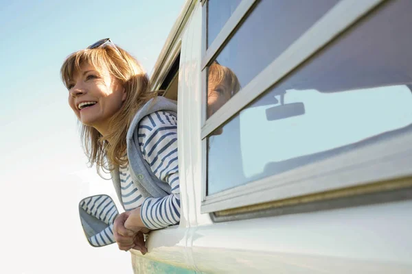 Vrolijke Volwassen Vrouw Aan Het Stuurwiel Van Vintage Busje — Stockfoto