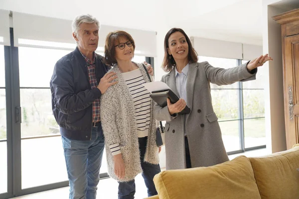Äldre Par Med Fastighetsmäklare Besöka Moderna Hus — Stockfoto