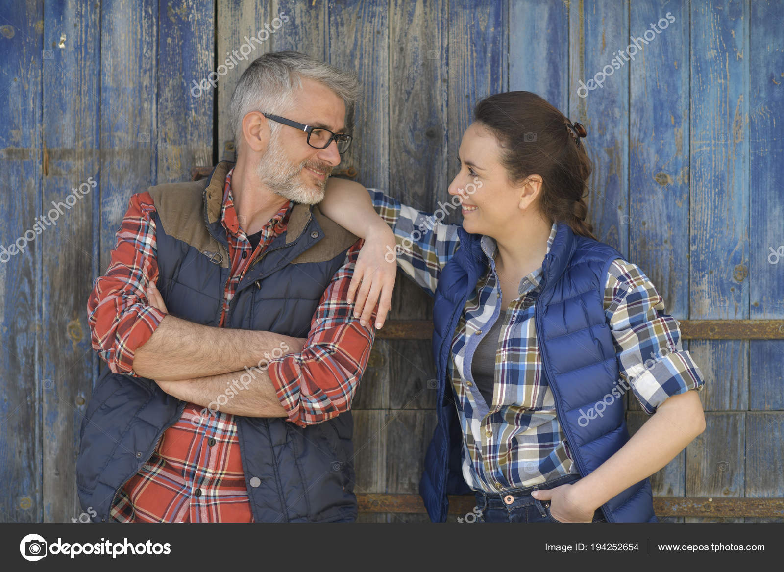 Pareja Granjeros Pie Frente Puerta Madera Del Granero: fotografía de stock © Goodluz #194252654 | Depositphotos Pareja Granjeros Pie Frente Puerta Madera Del Granero: fotografía de stock © Goodluz #194252654 | Depositphotos