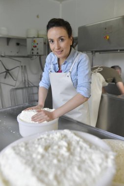 Koyun peyniri kalıplama çiftçi 