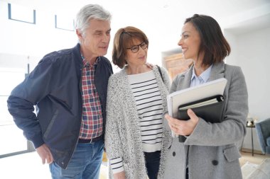 Emlakçı çağdaş ev ziyaret ile üst düzey Çift