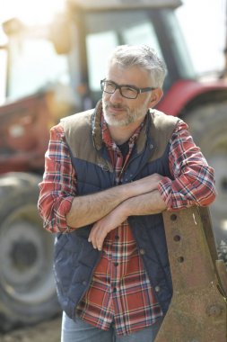 Çiftçi tarafından traktör ahır dışında duran