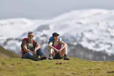 Dağ manzarası trekking gündüz hayran yürüyüşçü