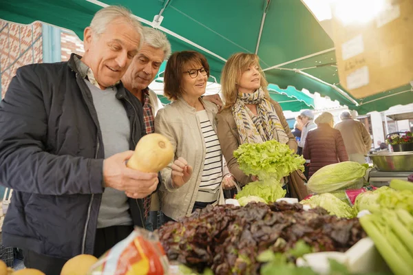 Senior Mensen Vers Van Landbouwer Markt Kopen Groenten Fruit — Stockfoto
