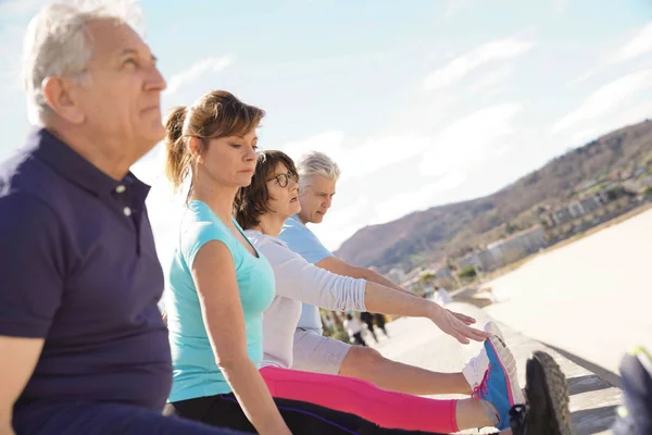 Anziani Che Fanno Esercizi Stretching Spiaggia — Foto Stock