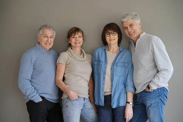 Groep Senior Mensen Geïsoleerd Een Grijze Achtergrond — Stockfoto