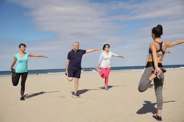 Старшие Люди Занимаются Пляже Спортивным Тренером — стоковое фото