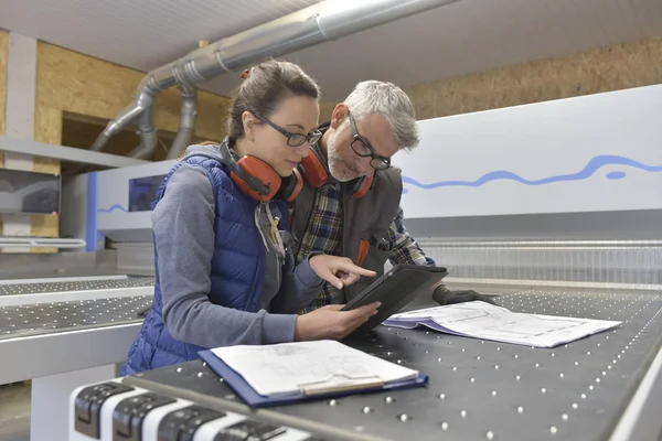 Industrial Woodwork Technicians Reading Blueprint — Stock Photo, Image