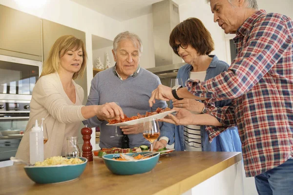 Sekelompok Teman Senior Menyiapkan Makan Siang Bersama — Stok Foto