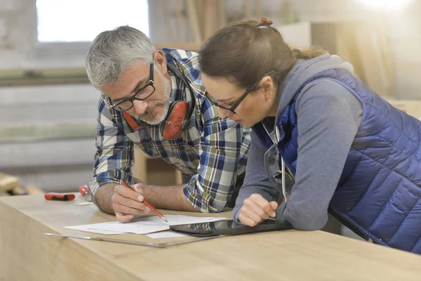 Houtindustrie Technici Werken Samen Aan Project — Stockfoto