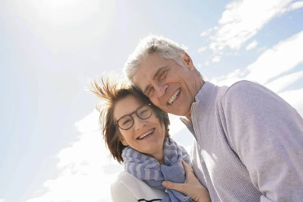 Porträtt Ledande Par Embracing Vid Stranden — Stockfoto