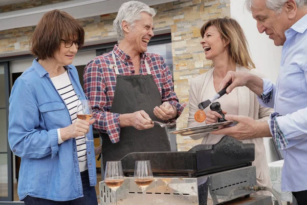 Senior Mensen Plezier Koken Barbecue Grill Voor Lunch — Stockfoto