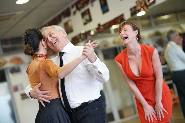 Groep Senior Mensen Klasse Dansen Met Danslerares — Stockfoto