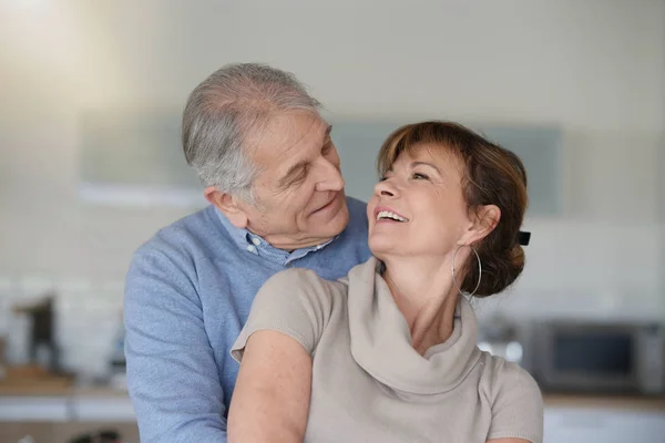 Portret Van Een Gelukkig Stel Thuis — Stockfoto