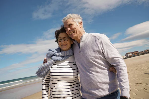 Seniorenpaar Geht Strand Spazieren — Stockfoto