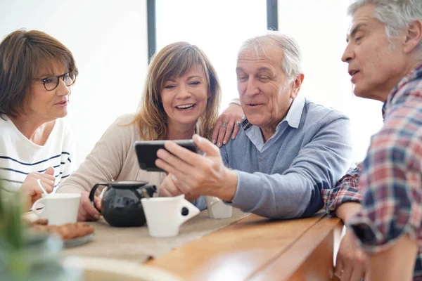 Seniorengruppe Schaut Sich Bilder Auf Smartphone — Stockfoto