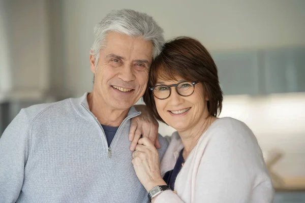 Porträt Eines Glücklichen Senioren Paares — Stockfoto