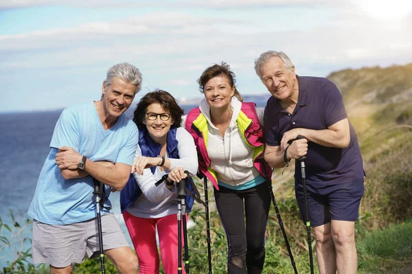 Portret Van Gelukkige Senior Paar Beoefenen Van Noordse Wandeling — Stockfoto