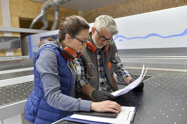 Industriella Träslöjd Tekniker Läsning Blueprint — Stockfoto