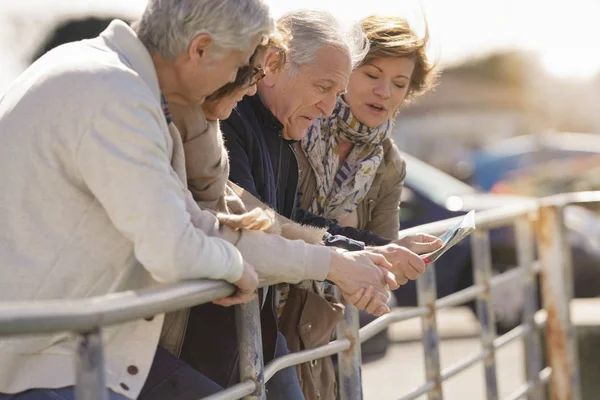 Seniorengruppe Urlaub Lehnt Sich Zaun — Stockfoto