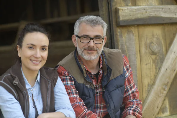 Retrato Una Sonriente Pareja Agricultores — Foto de Stock