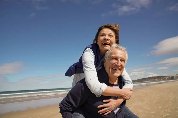 Senior Homme Donnant Piggyback Tour Femme Plage — Photo