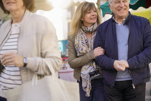 Äldre Par Semester Promenader Gröna Utomhus Marknaden — Stockfoto