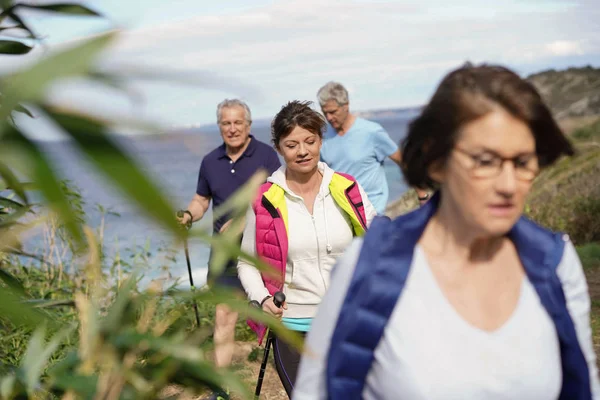 Anziani Nordic Walking Lungo Costa Atlantica — Foto Stock