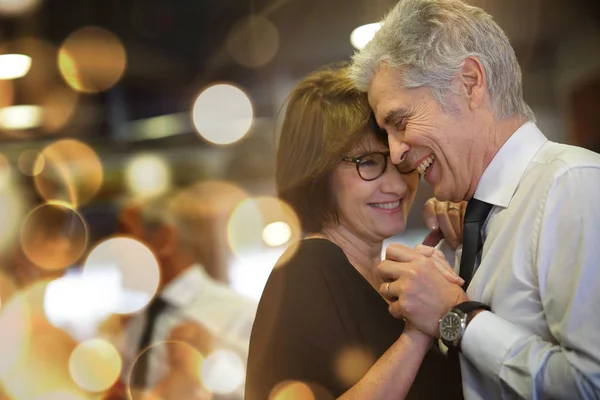 Romantikus Idősebb Pár Együtt Táncolni Táncterem — Stock Fotó