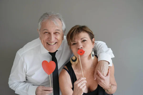 Vrolijke Senior Paar Met Photobooth Props Geïsoleerd — Stockfoto