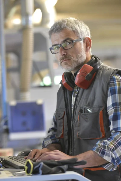 Woodwork Technician Programming Sawmill Machine — Stock Photo, Image