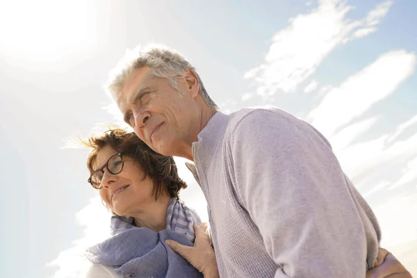 Porträtt Ledande Par Embracing Vid Stranden — Stockfoto