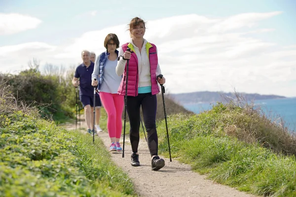 Senior Mensen Nordic Walking Door Atlantische Kust — Stockfoto