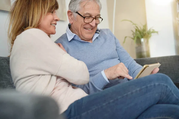 Senioren Paar Surft Auf Dem Sofa Mit Digitalem Tablet — Stockfoto