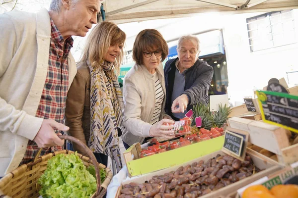 農家のフレッシュで高齢者市場の購入の果物と野菜 — ストック写真