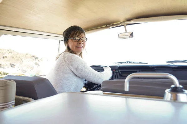 Reife Frau Sitzt Lenkrad Eines Kleintransporters — Stockfoto