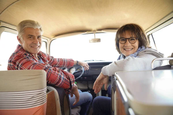 Fröhliches Senioren Paar Sitzt Bei Roadtrip Wohnmobil — Stockfoto