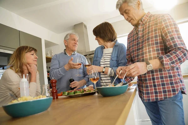 Groupe Amis Seniors Préparant Repas Midi Ensemble — Photo