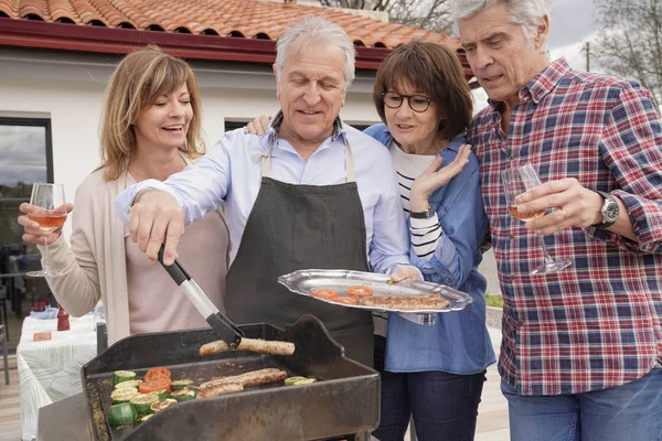 Gruppo Anziani Che Preparano Pranzo Barbecue — Foto Stock