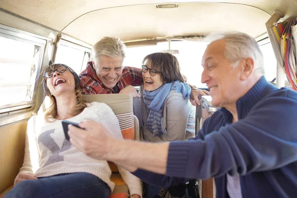 Seniorengruppe Mit Smartphone Wohnmobil — Stockfoto