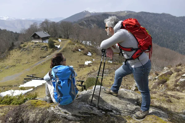 Туристи Захоплюються Гірськими Пейзажами Під Час Пішохідного Дня — стокове фото